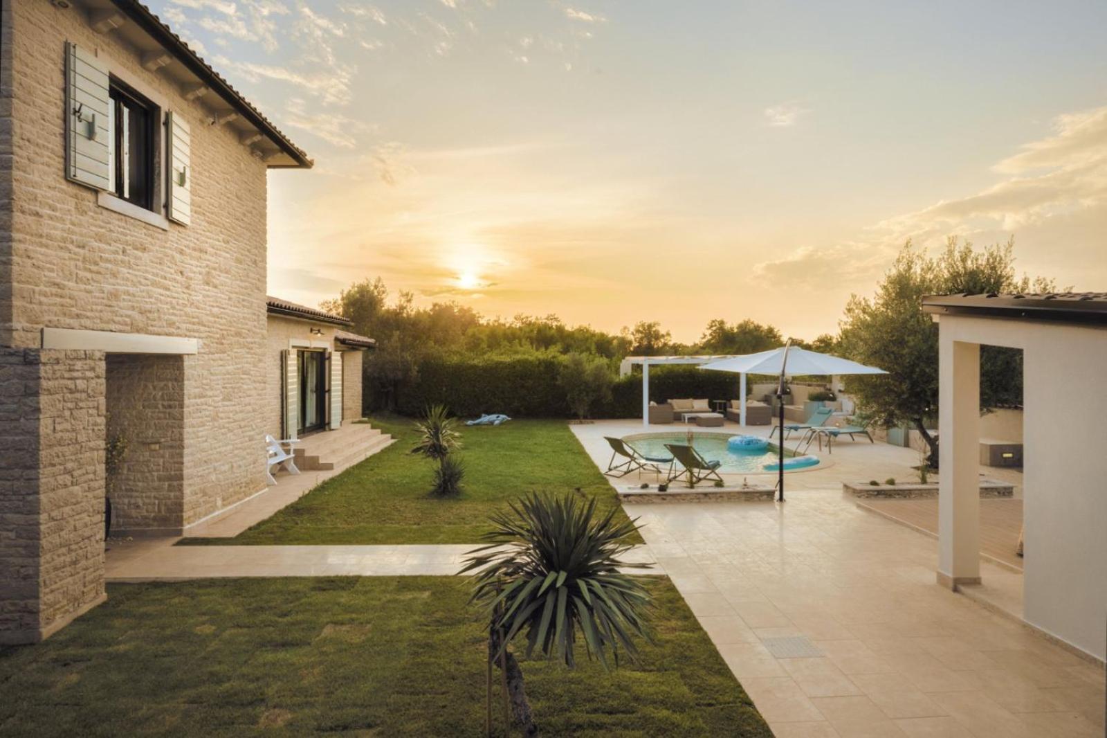 Luxury Villa In Istria - 9,000 Sqm Private Estate With Pool & Sauna, 15 Min To Sea, Near Fazana, 3 Bedrooms Jursici Екстер'єр фото